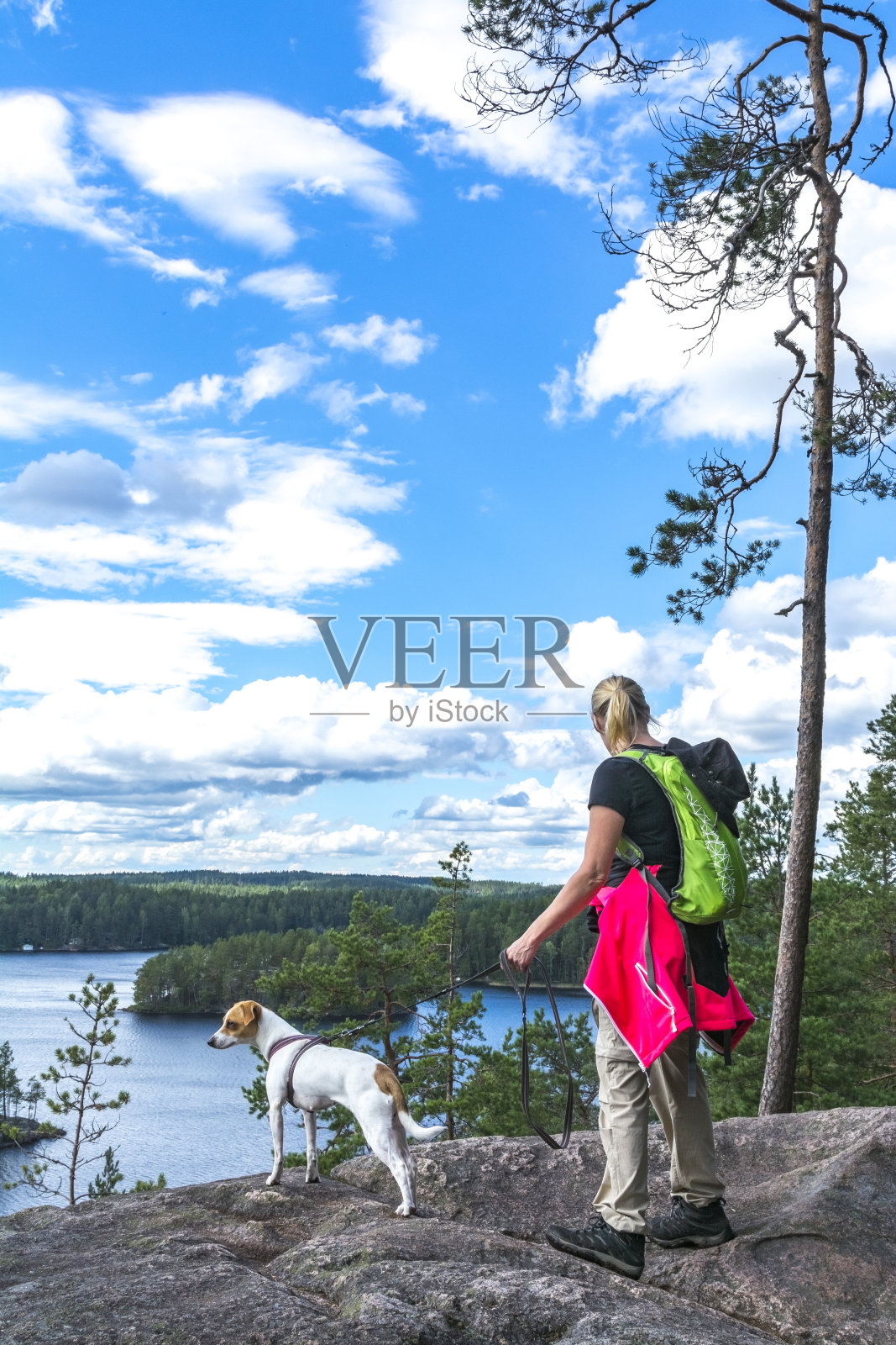 一名女子在芬兰的森林小径徒步旅行照片摄影图片