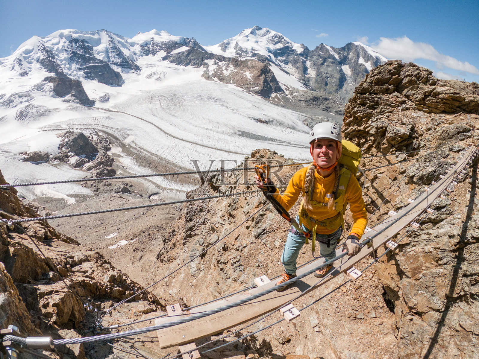 费拉塔大桥上的女性，背景是冰川照片摄影图片