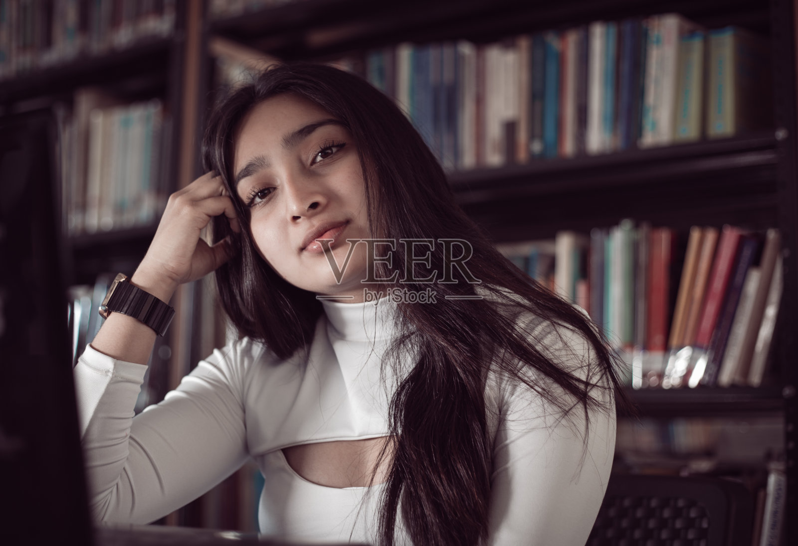 女孩在图书馆做作业照片摄影图片