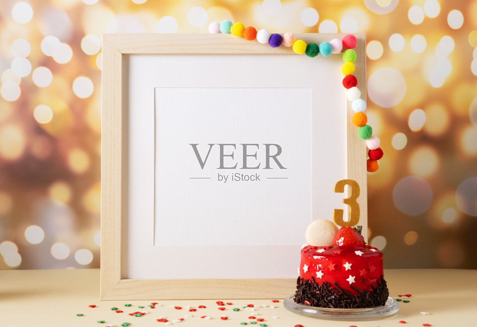 数字三在黄色蛋糕旁边的白色框架模型与复制空间照片摄影图片