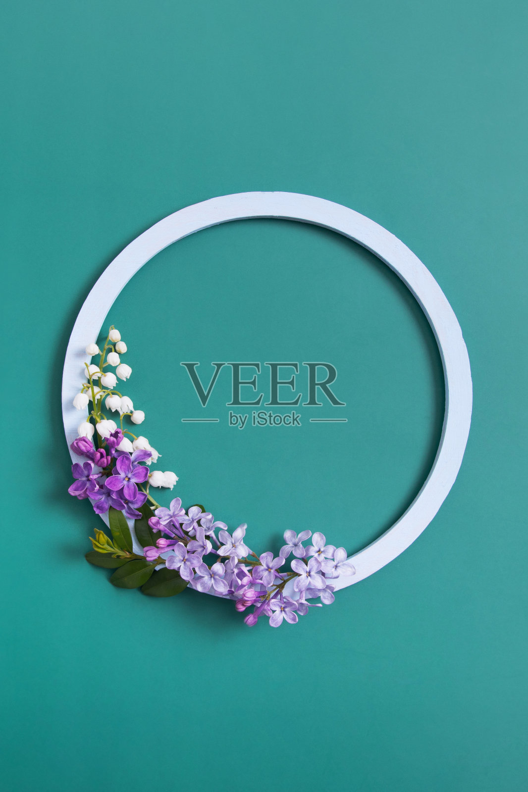 夏天或春天的作文。铃兰花与圆框复制空间顶视图。夏、春花卉概念照片摄影图片