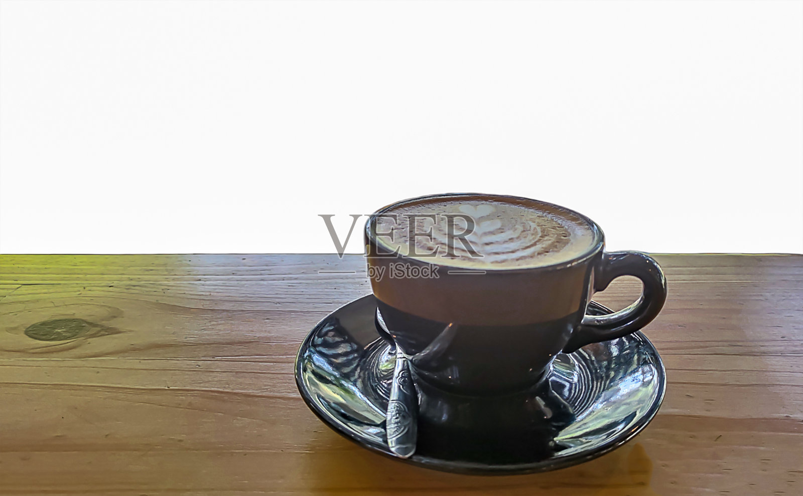 单独的咖啡在白色背景的木桌上的黑色杯子里。照片摄影图片