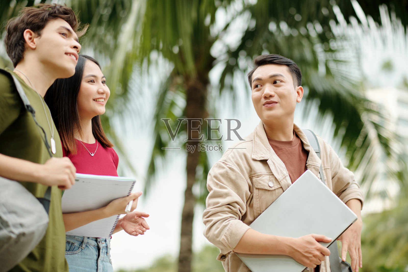 新生找图书馆照片摄影图片