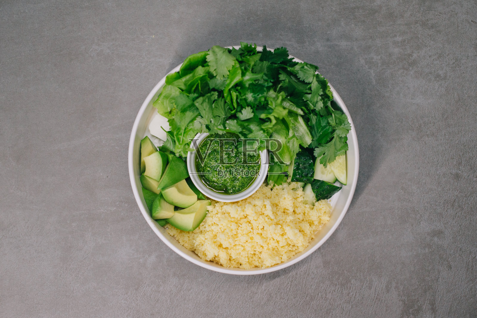 素食碗里有蔬菜、米饭和牛油果。照片摄影图片