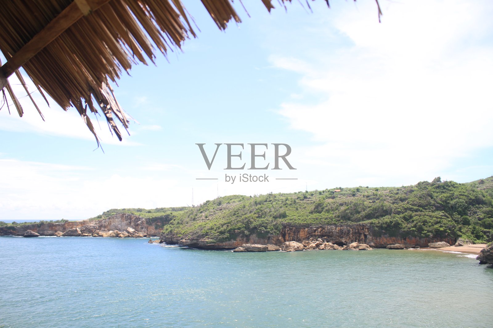 群山显示了海洋的浩瀚和天空的美丽照片摄影图片