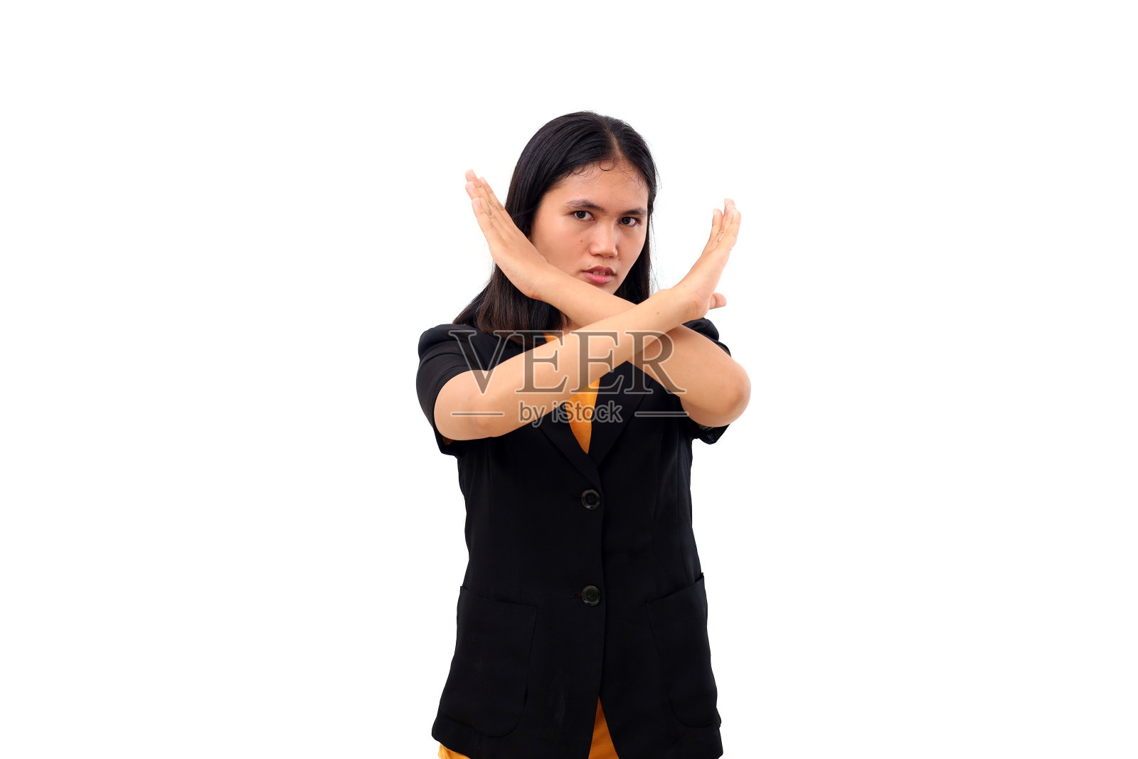 年轻的亚洲商业妇女站在交叉她的双手。是照片摄影图片