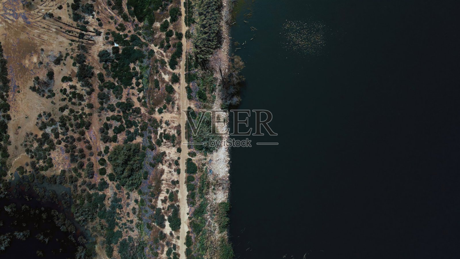 塞浦路斯北部湖泊的鸟瞰图照片摄影图片