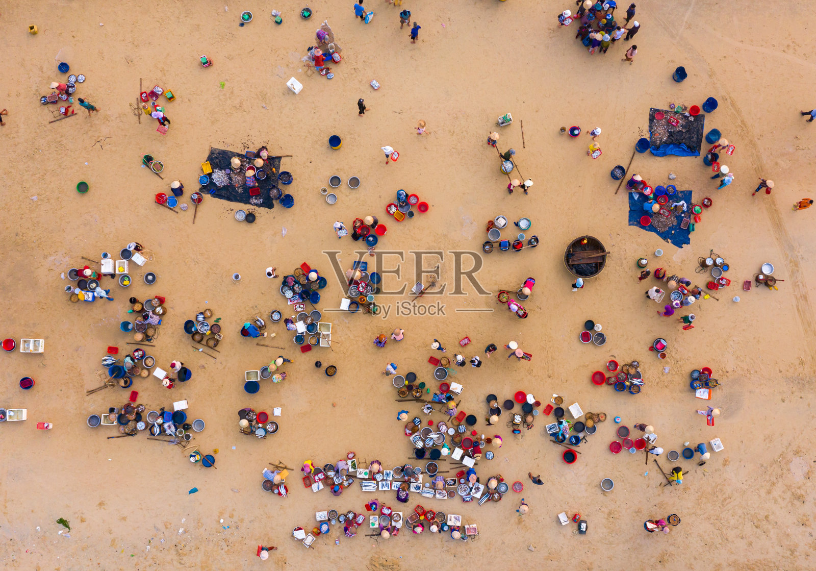 广南省海滩上早期鱼市的航拍照片照片摄影图片