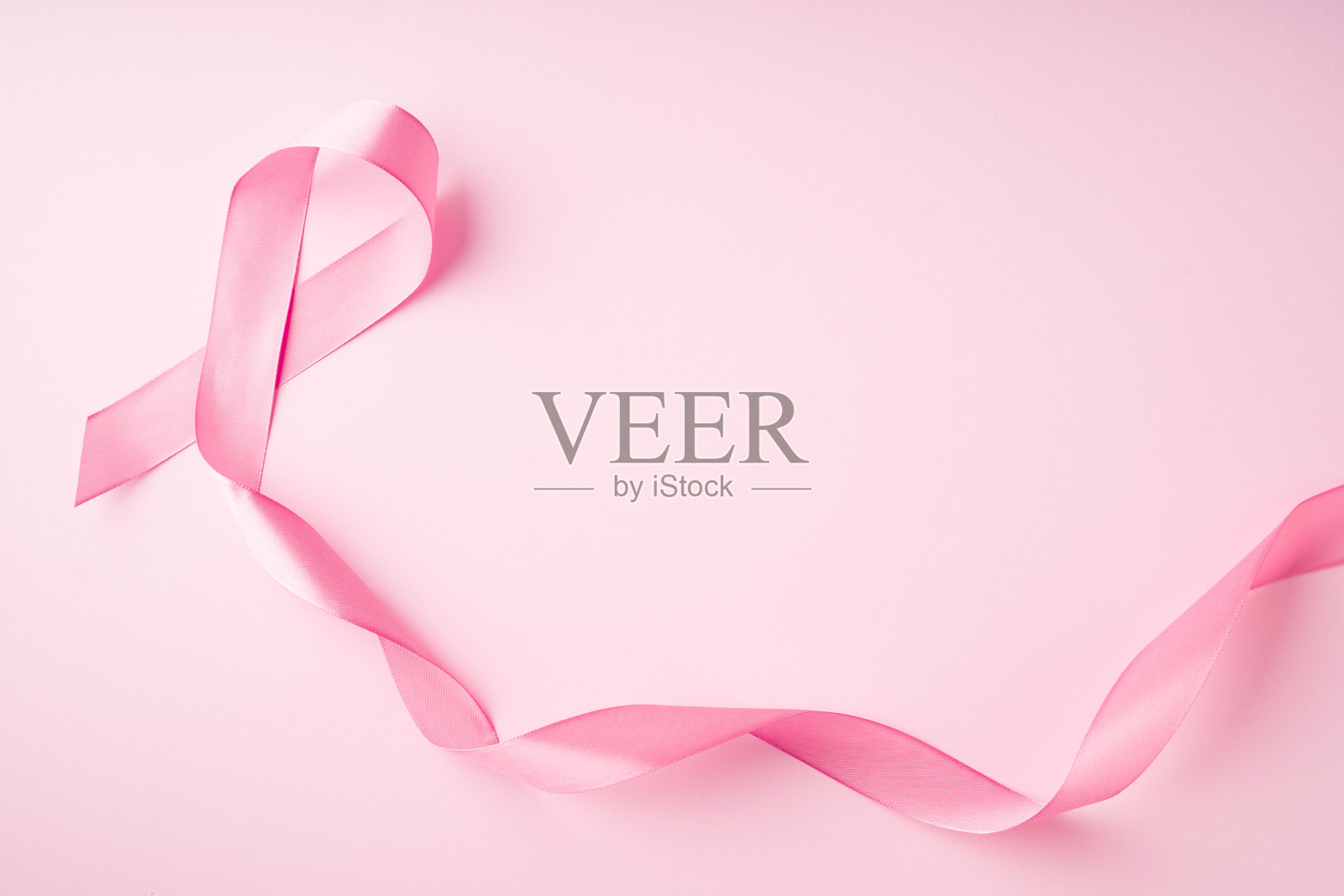 世界乳腺癌日概念，粉色背景上有粉色丝带照片摄影图片