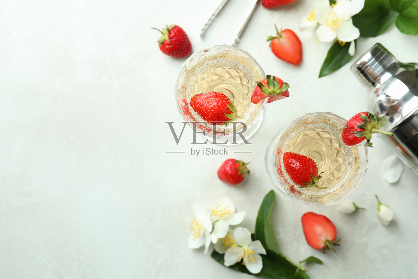 白色质感的桌子上，罗西尼鸡尾酒的美味概念照片摄影图片