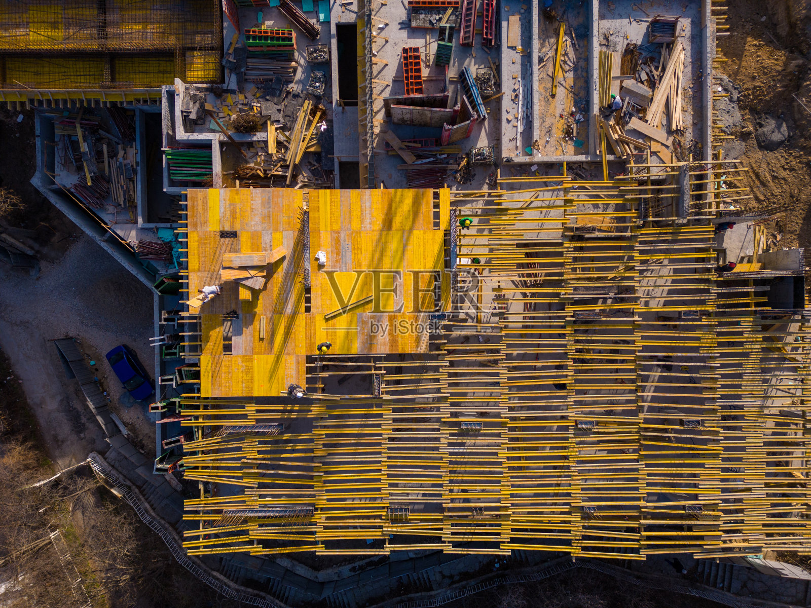 海边繁忙的施工现场和施工设备鸟瞰图照片摄影图片