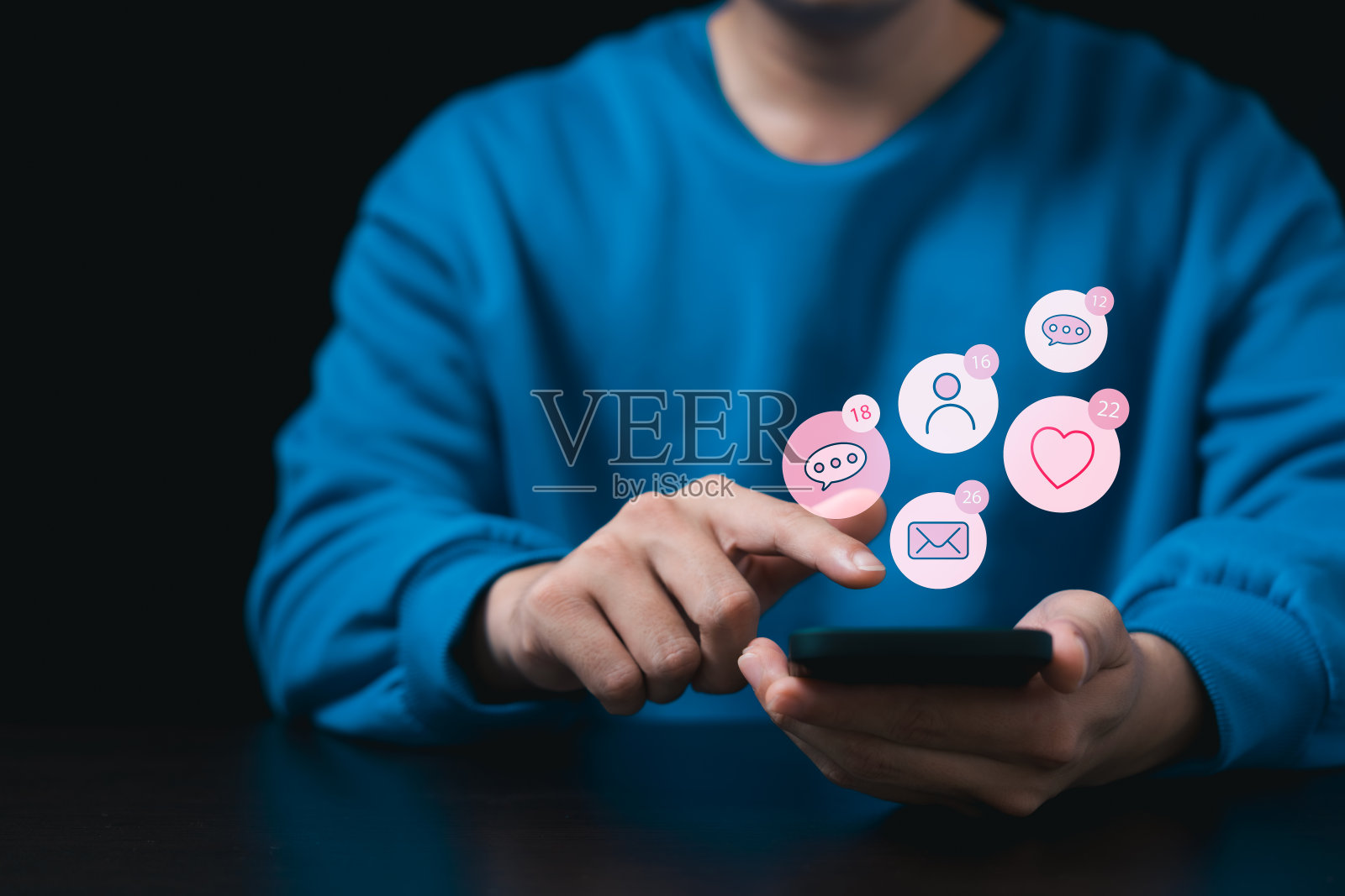 商人正在智能手机上使用搜索引擎优化工具。为技术、营销和商业概念寻找客户或推广和宣传在线内容。照片摄影图片