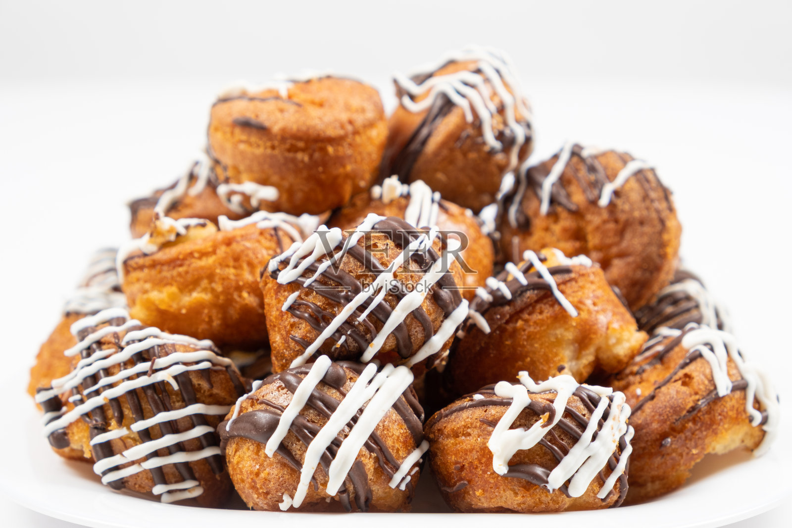 小蛋糕，可可，白色和牛奶巧克力，奶油在白色背景特写照片摄影图片