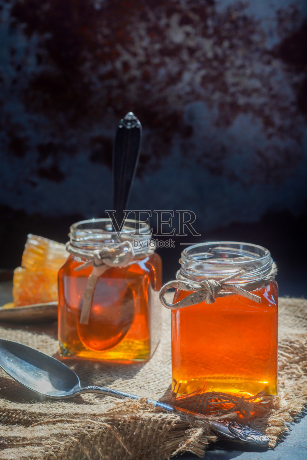 健康的有机粗蜂蜜，木桌上的木制蜂蜜勺。产品采用有机天然成分的概念照片摄影图片