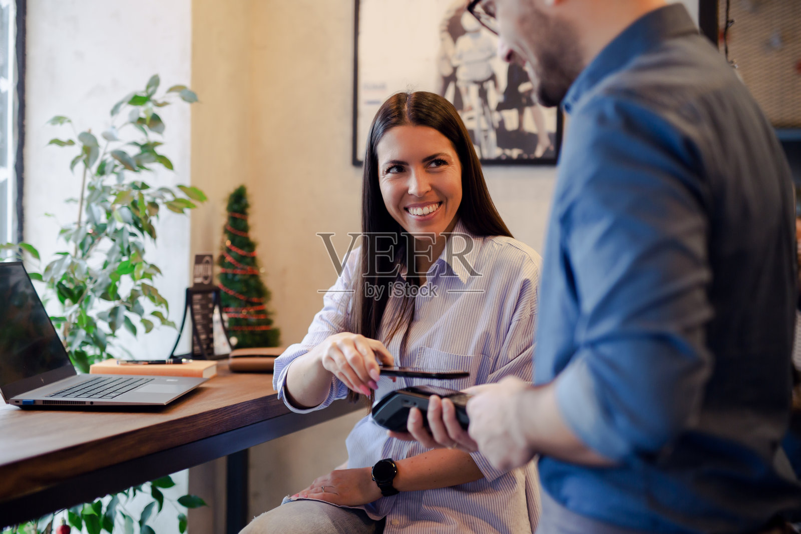 一名女子在咖啡馆使用NFC技术付款的特写镜头照片摄影图片
