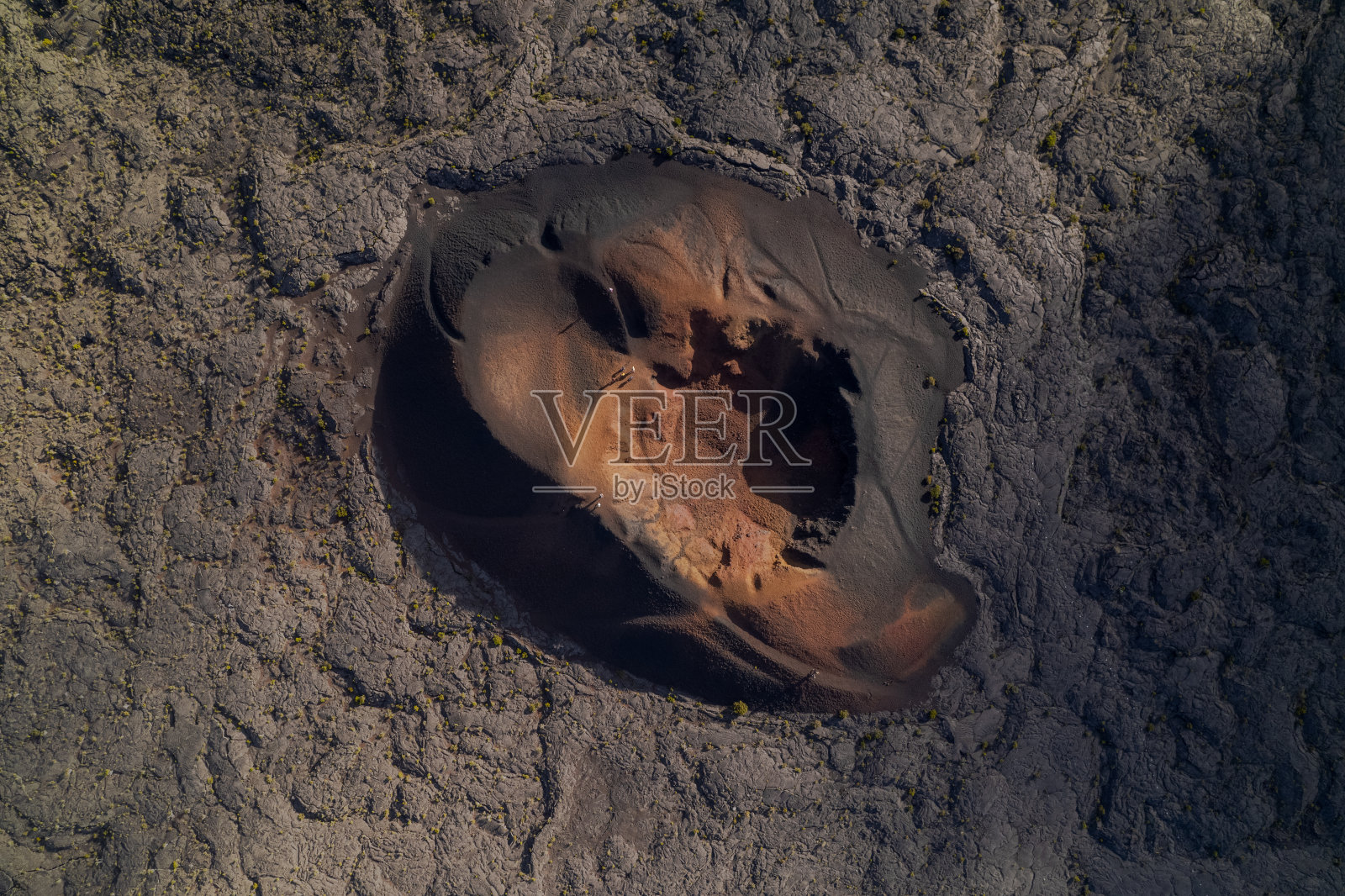 无人机拍摄的留尼汪岛上熔岩流和岩石的航拍照片照片摄影图片