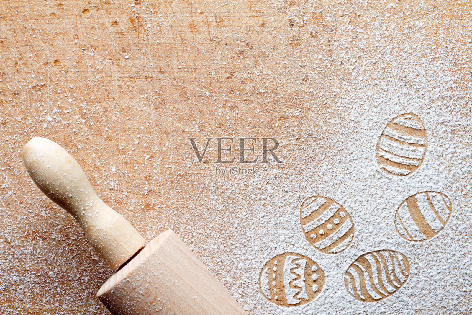 复活节彩蛋由面粉制成，用木擀面杖放在案板上，复活节烘焙的背景概念照片摄影图片