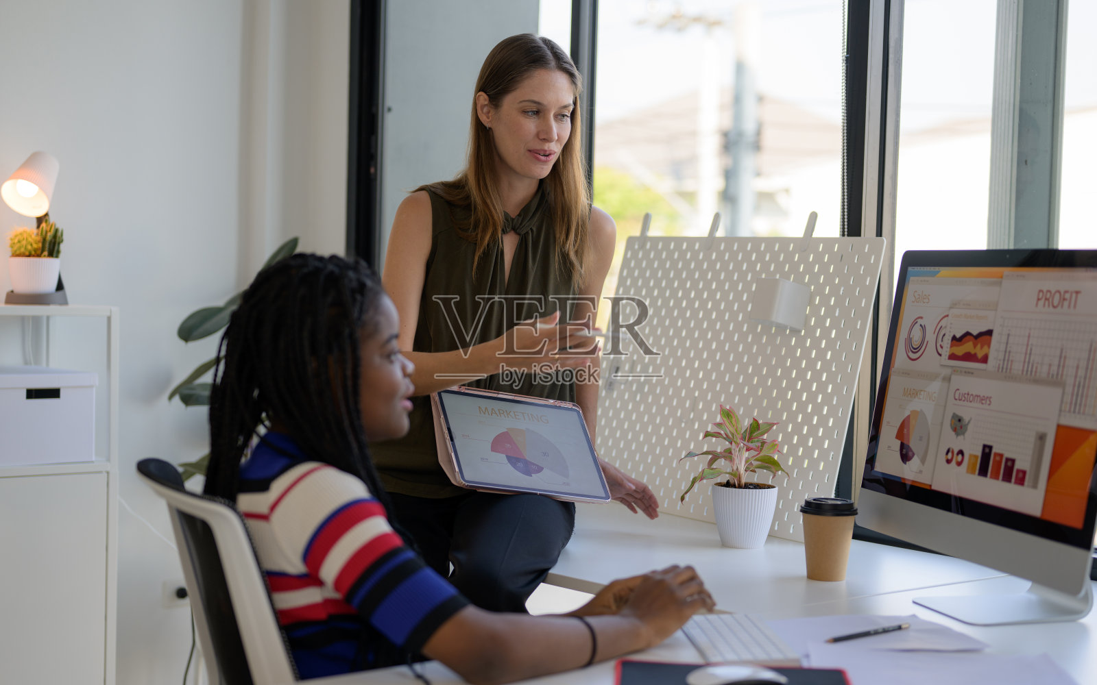 快乐的女裁缝在工作室工作照片摄影图片