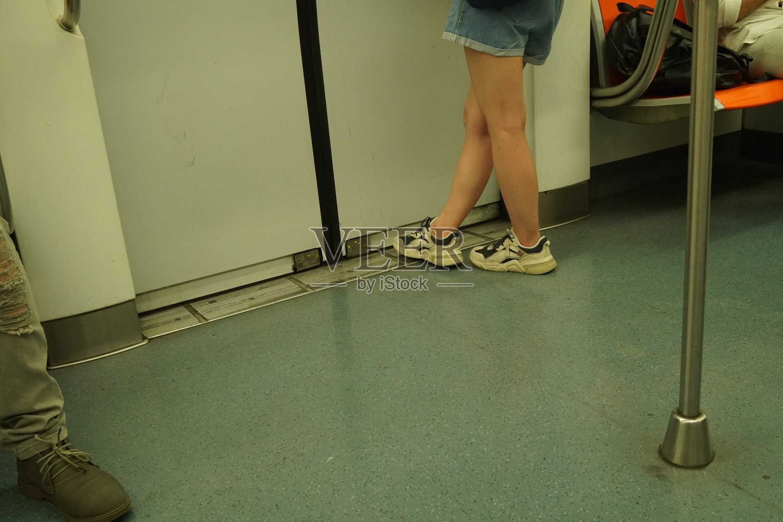 地铁里行人的腿照片摄影图片