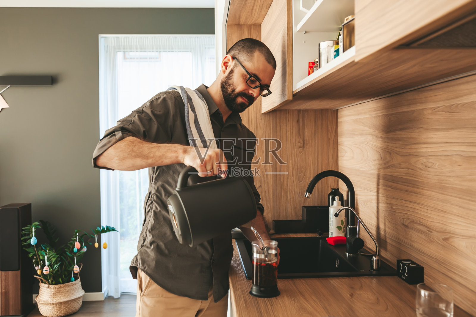 男人在准备早茶照片摄影图片
