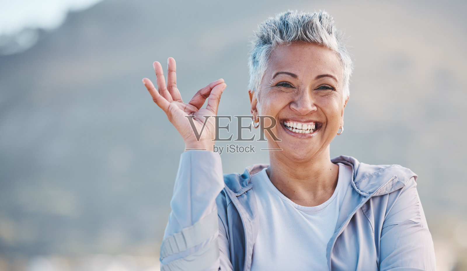 老年妇女，肖像和OK手自然为锻炼，训练或锻炼成功，信任和健康生活方式的推广。是的标志，快乐和退休的老妇人的运动或健康之旅照片摄影图片