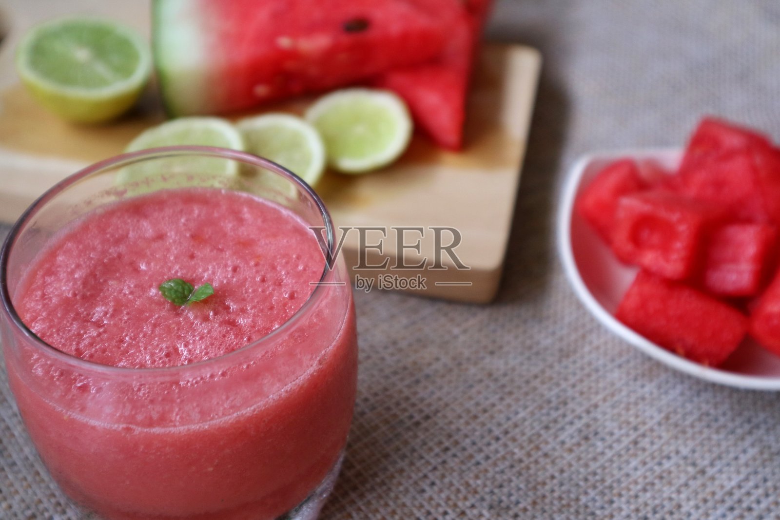 一杯西瓜冰沙和柠檬西瓜水果。木垫。照片摄影图片