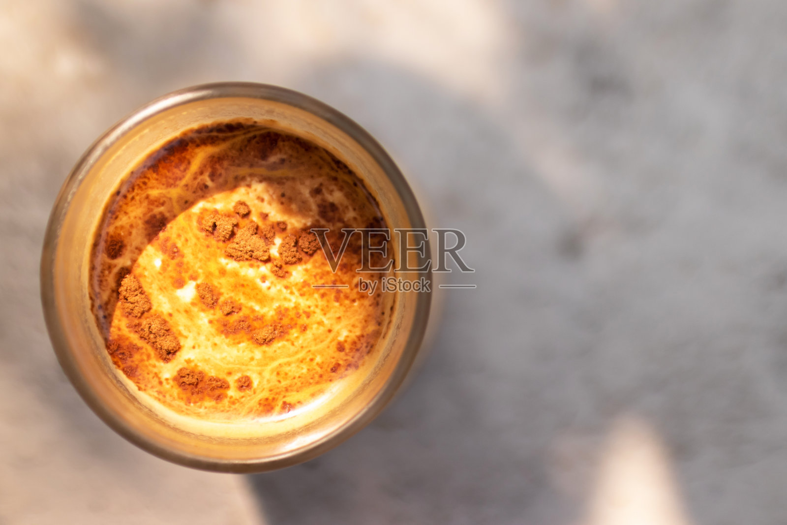 在阳光荫凉的花园里，桌上放着脏咖啡。喝咖啡的好时光。照片摄影图片