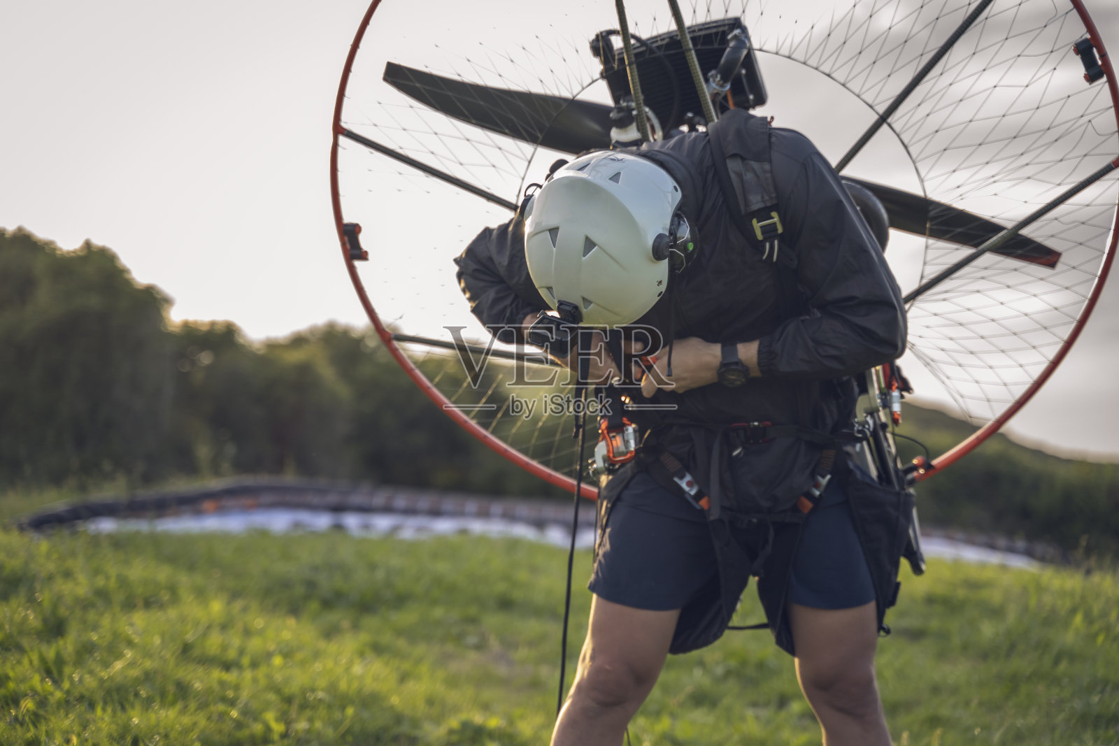 独自飞行的快感:一位滑翔伞教练在日落时分飞上阿斯图里亚斯的天空照片摄影图片