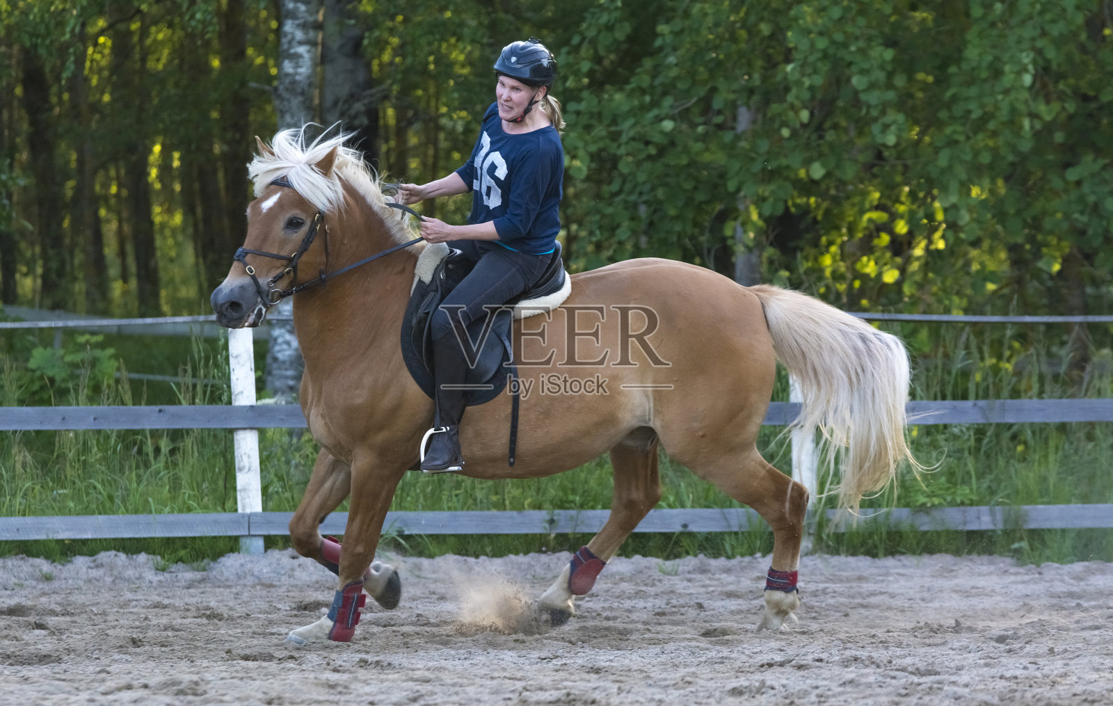 女子骑马照片摄影图片
