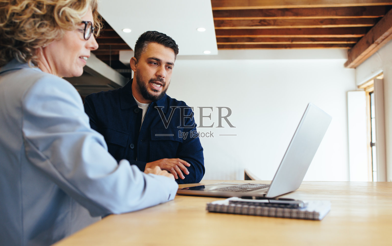 一个商人在办公室给他的同事展示幻灯片照片摄影图片