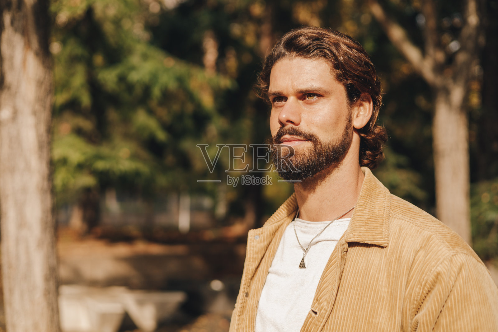 z一代潮人的肖像，西班牙裔，英俊的年轻人照片摄影图片