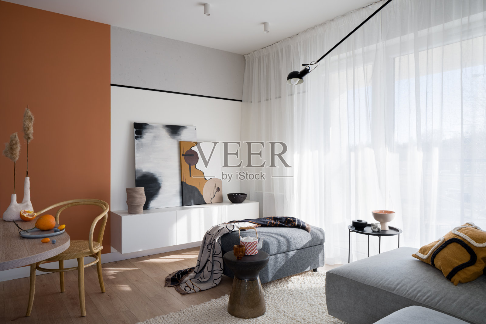 明亮的客厅与橙色的墙壁照片摄影图片