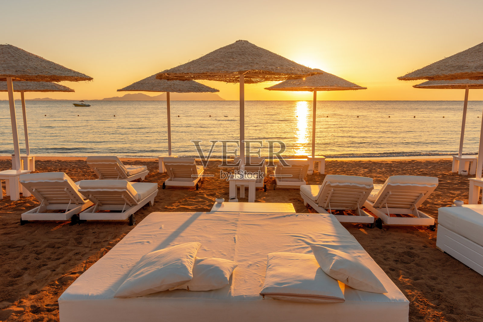 海滩上美丽的日落或日出。照片摄影图片