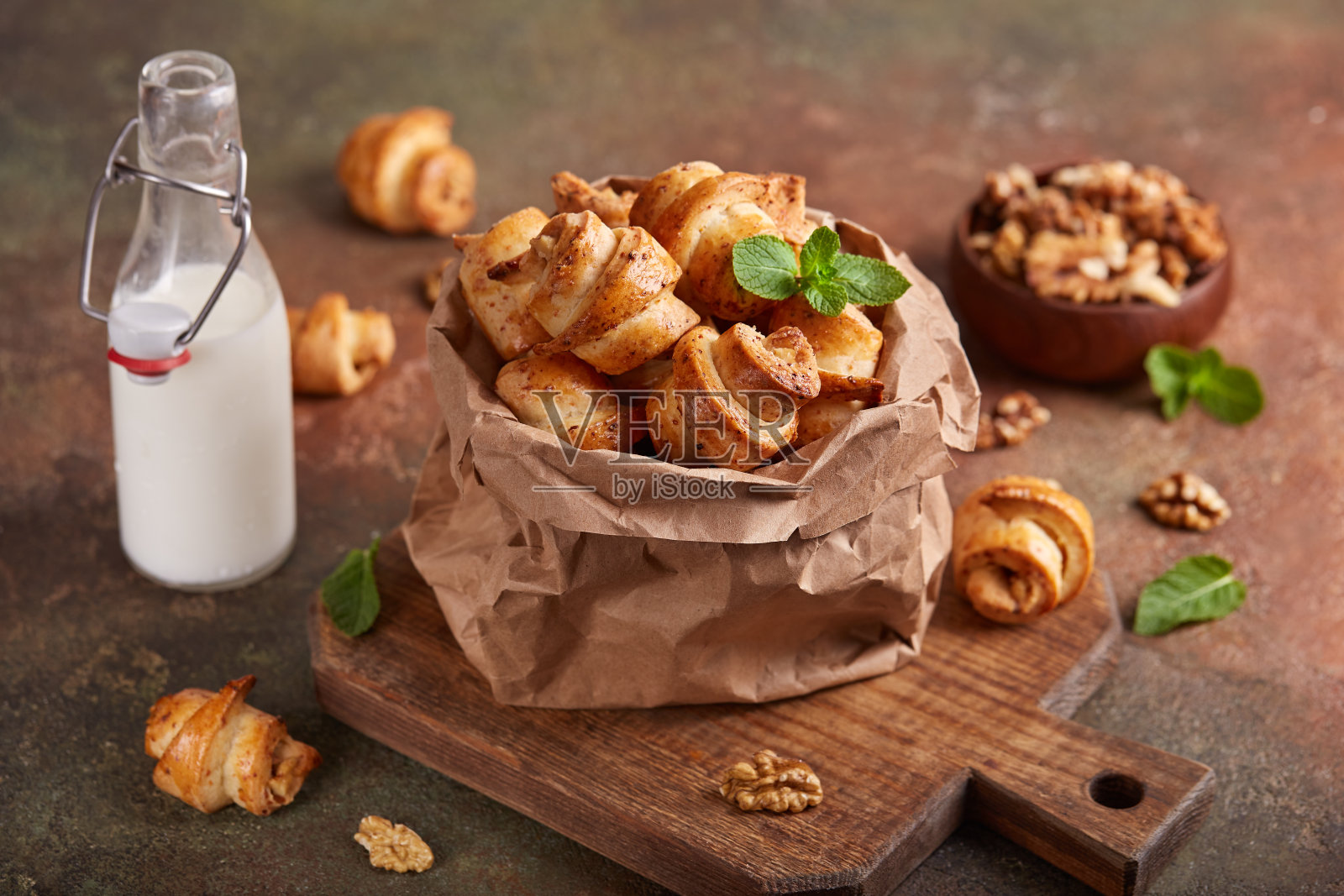 核桃和红糖的迷你牛角包饼干照片摄影图片