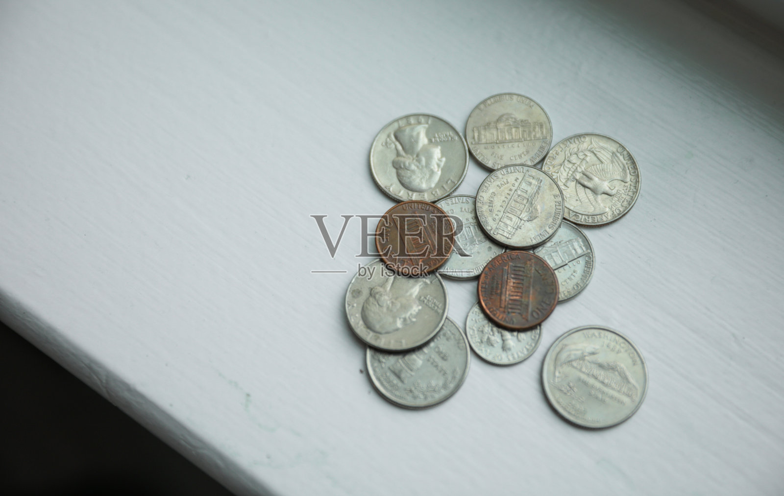 美元和硬币与手显示当前的金融和经济的美国市场，包括银行描绘储蓄和贷款和金融斗争投资和成功照片摄影图片