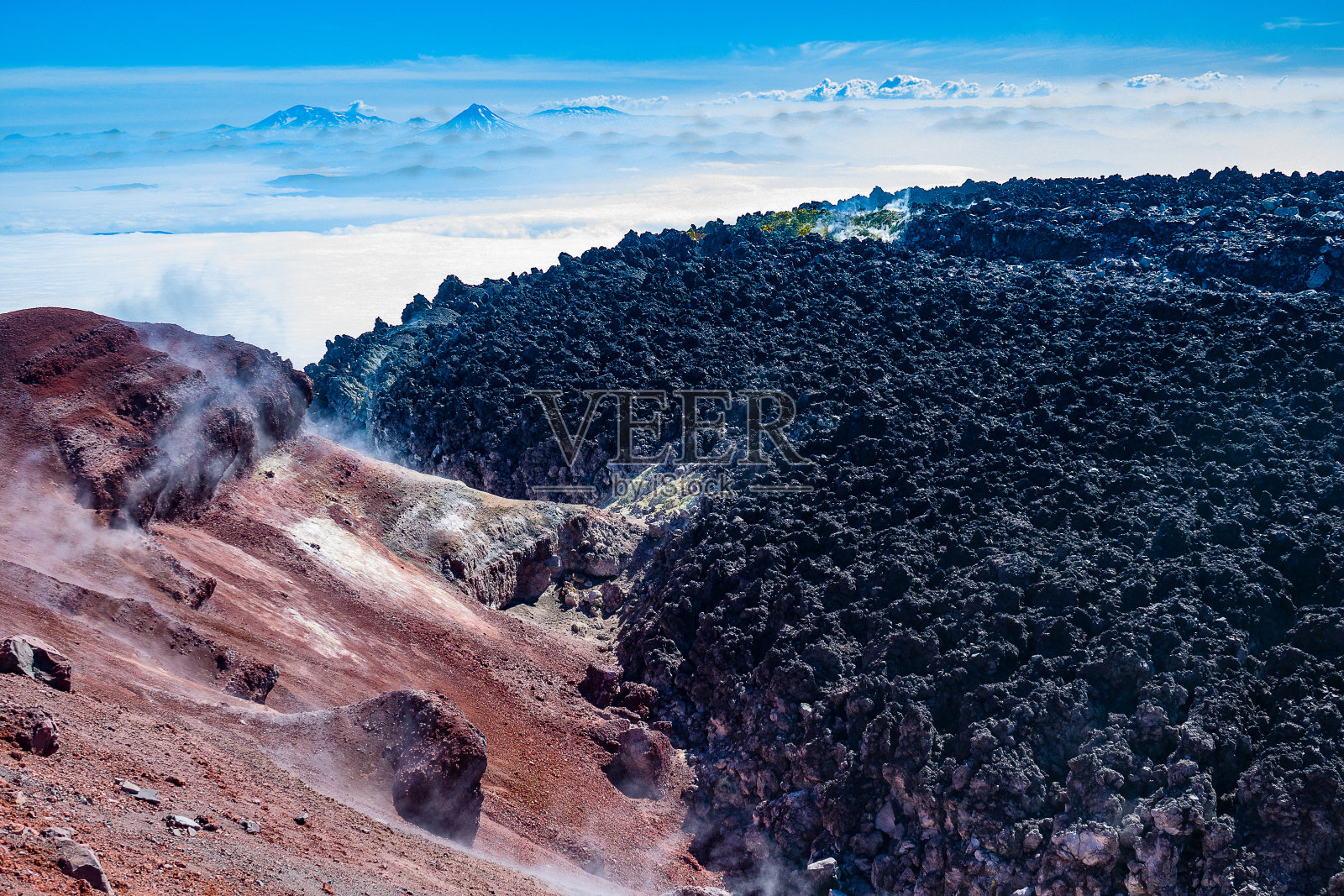 在一座活火山的火山口里照片摄影图片
