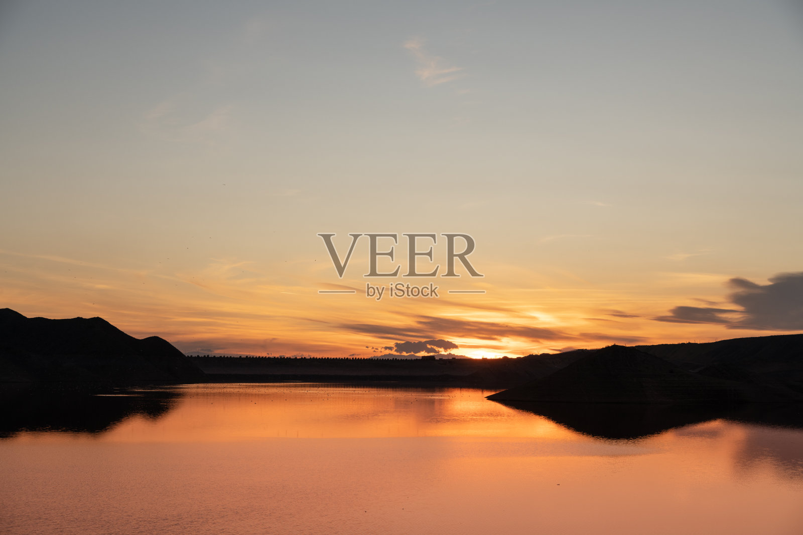 湖上美丽的日落。全景日落景观。照片摄影图片