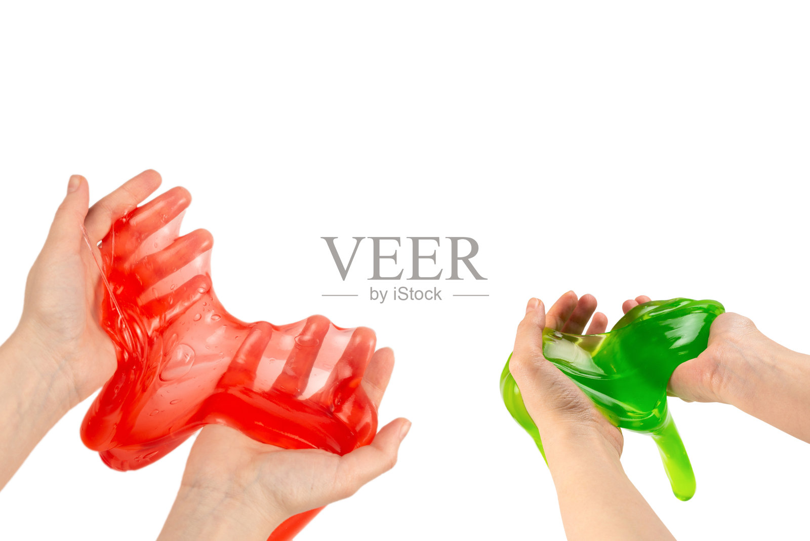 红色黏液玩具在女子手上隔离在白色上。照片摄影图片