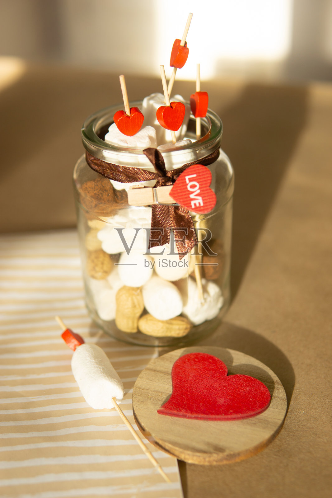 情人节的甜蜜礼物。由心形糖果和棉花糖制成的节日礼物照片摄影图片