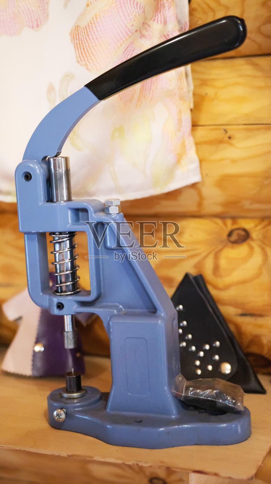 用于铆接衣服纽扣的金属装置照片摄影图片