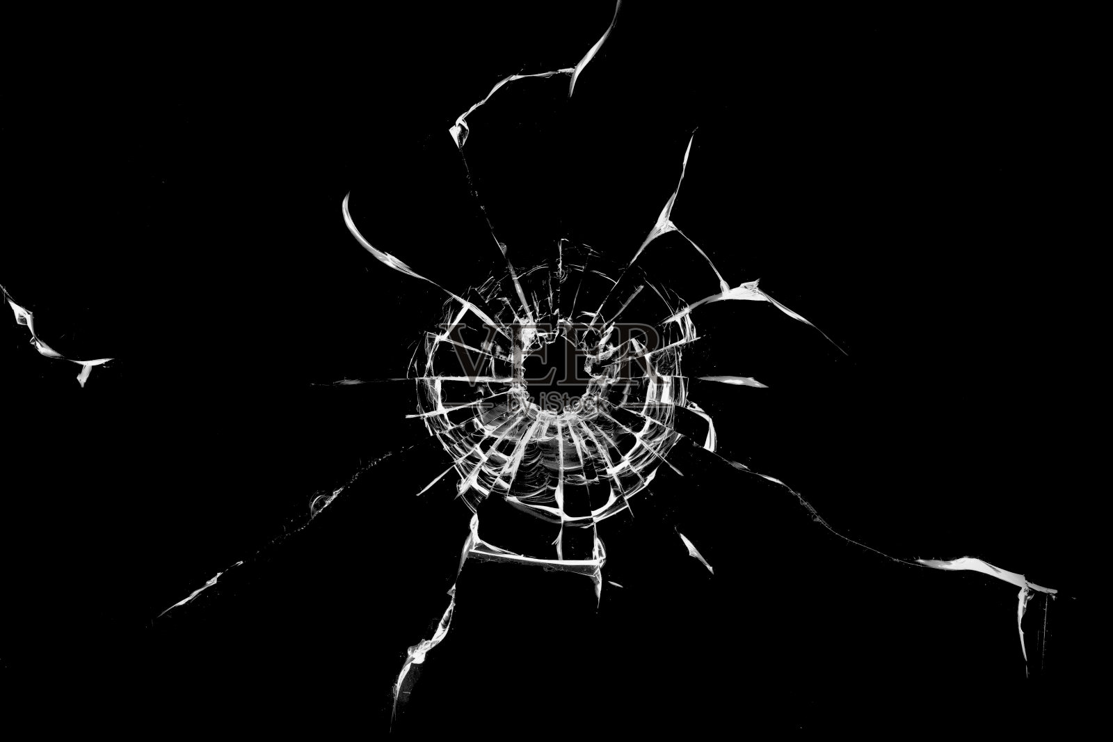 玻璃黑色背景上的破洞照片摄影图片