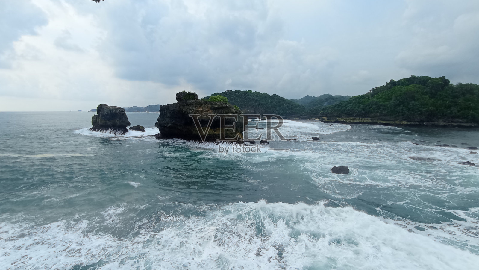令人惊叹的大海，中间有一个岛屿照片摄影图片