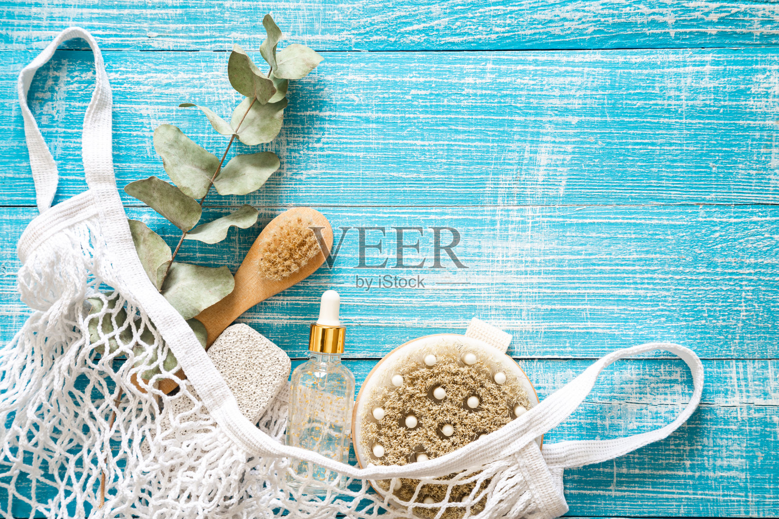 水疗组成与个人护理项目的身体在一个购物袋，俯视图。照片摄影图片