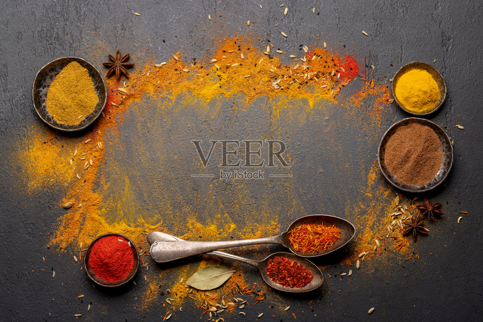 石桌上摆放着各种香料照片摄影图片