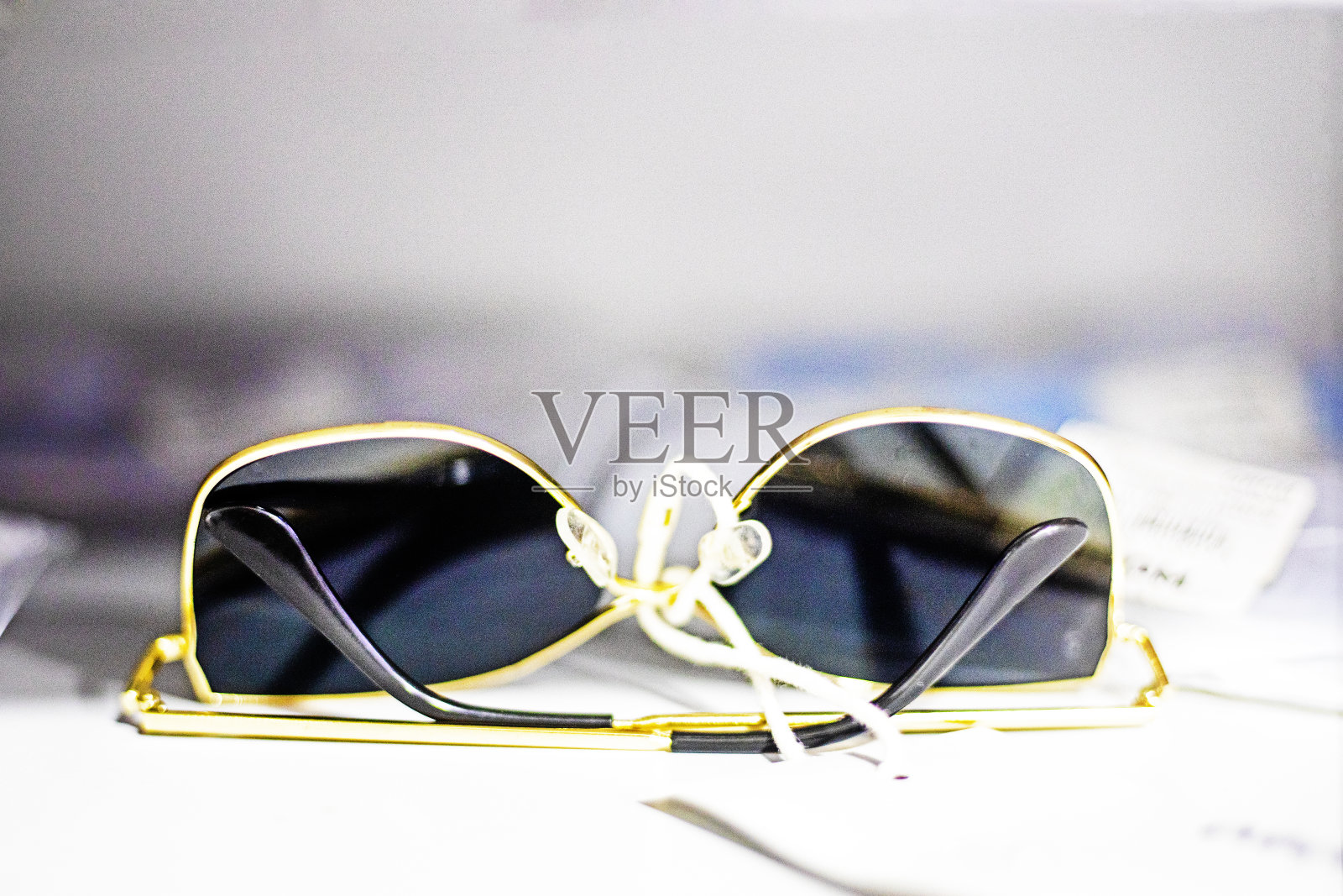 带有标签的浅色背景防晒时尚眼镜。水平照片摄影图片