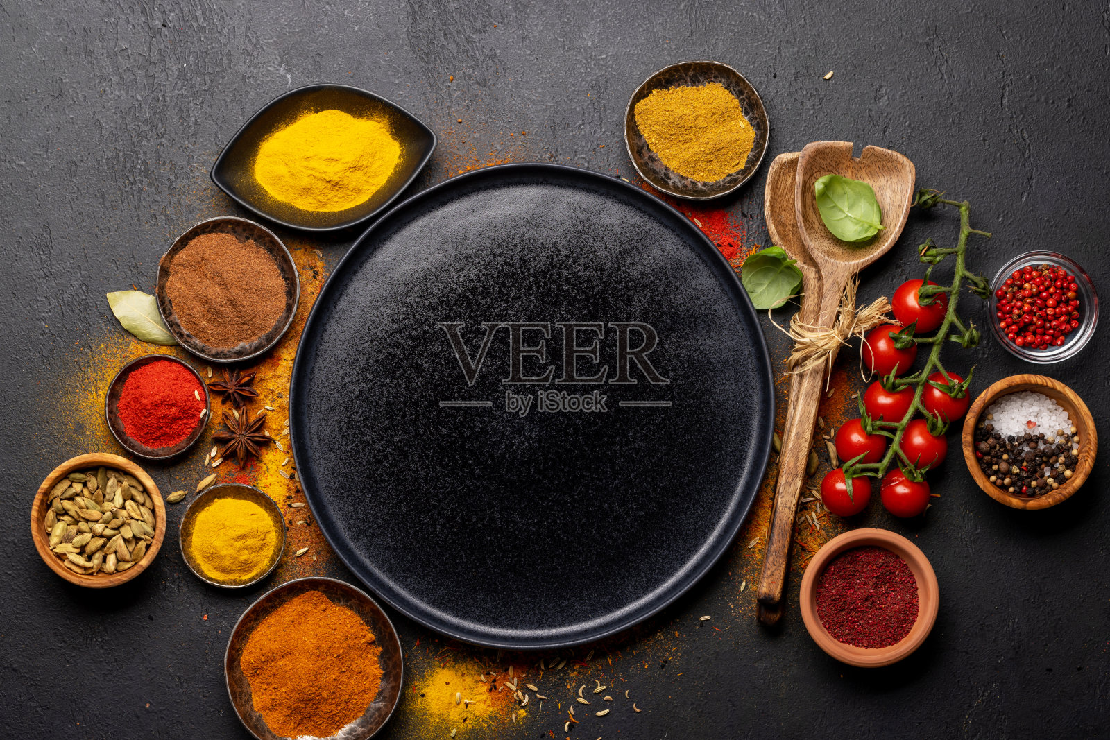 空盘子和各种香料照片摄影图片