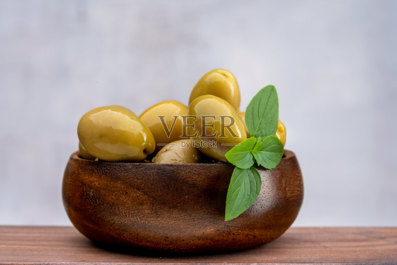 碗里盛着新鲜橄榄照片摄影图片