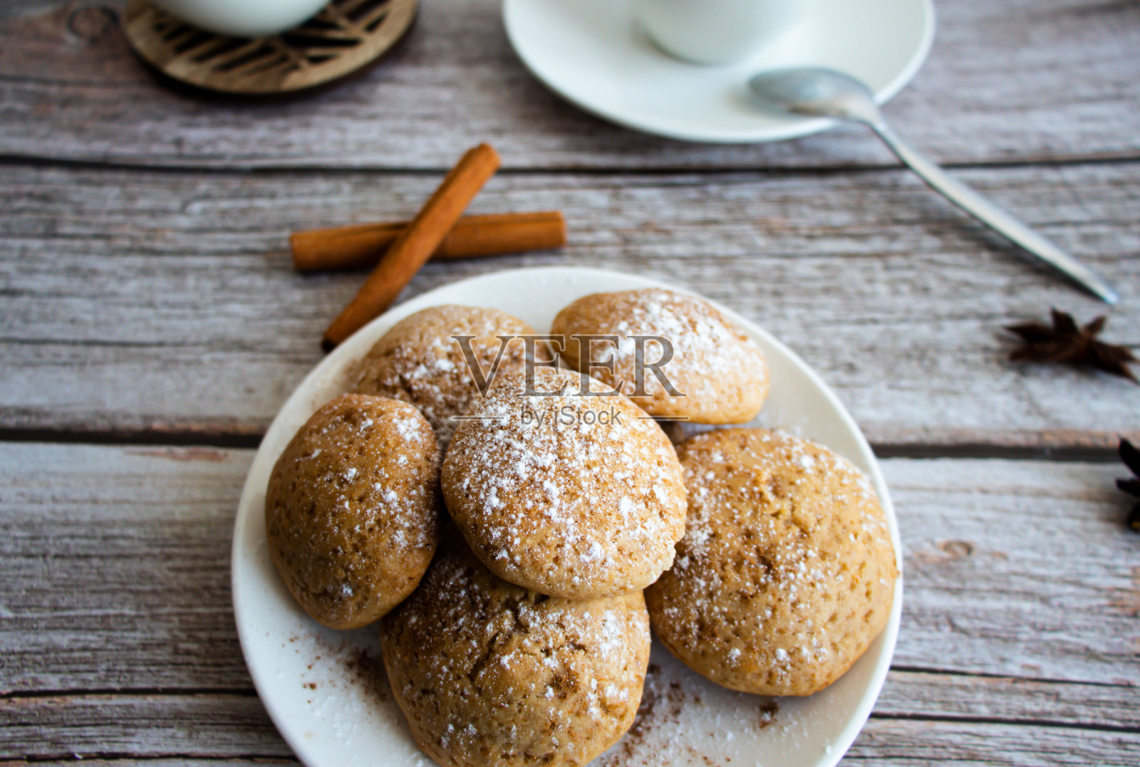 新鲜出炉的肉桂饼干，咖啡。甜蜜的午餐照片摄影图片