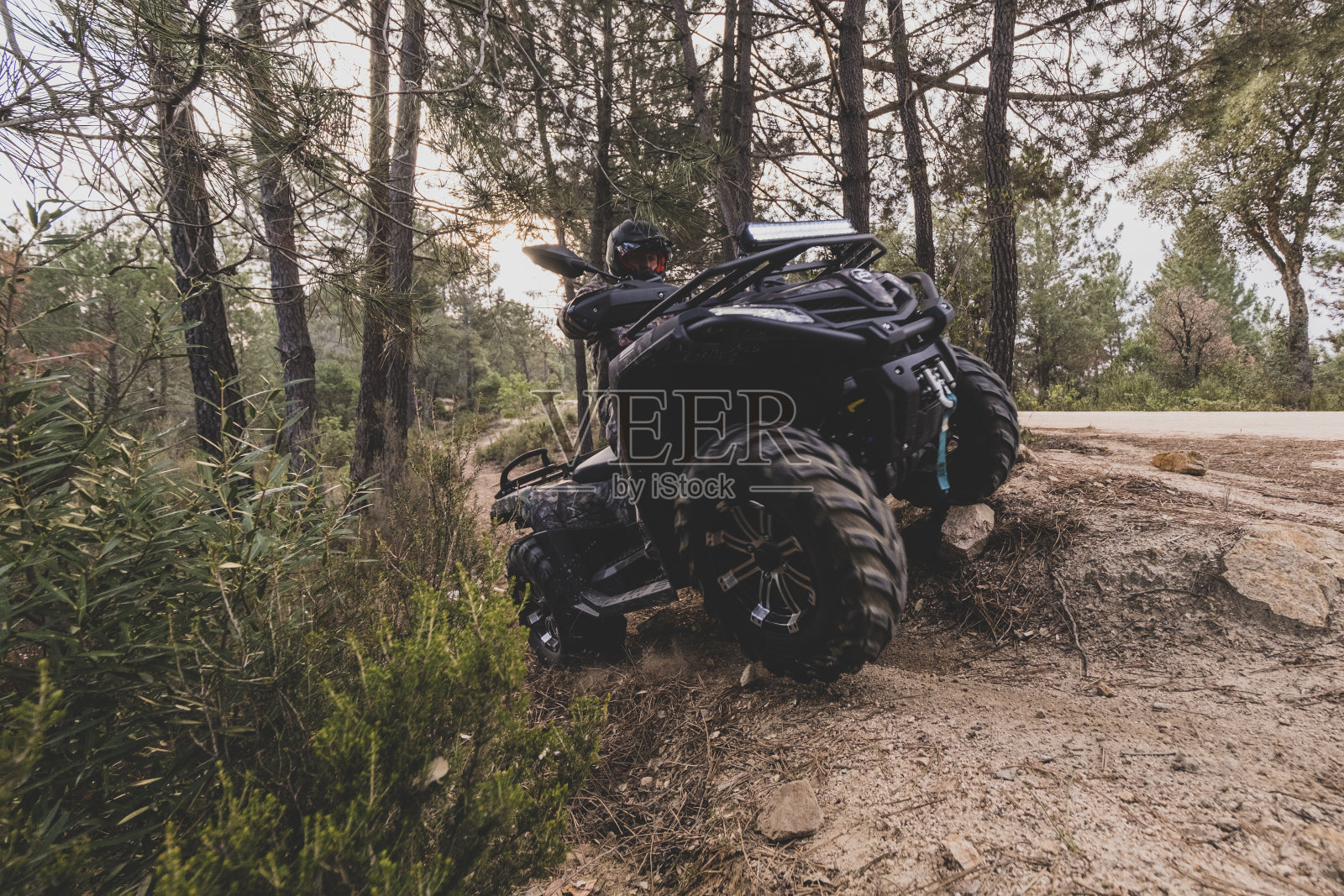 有四轴飞行器的男人照片摄影图片
