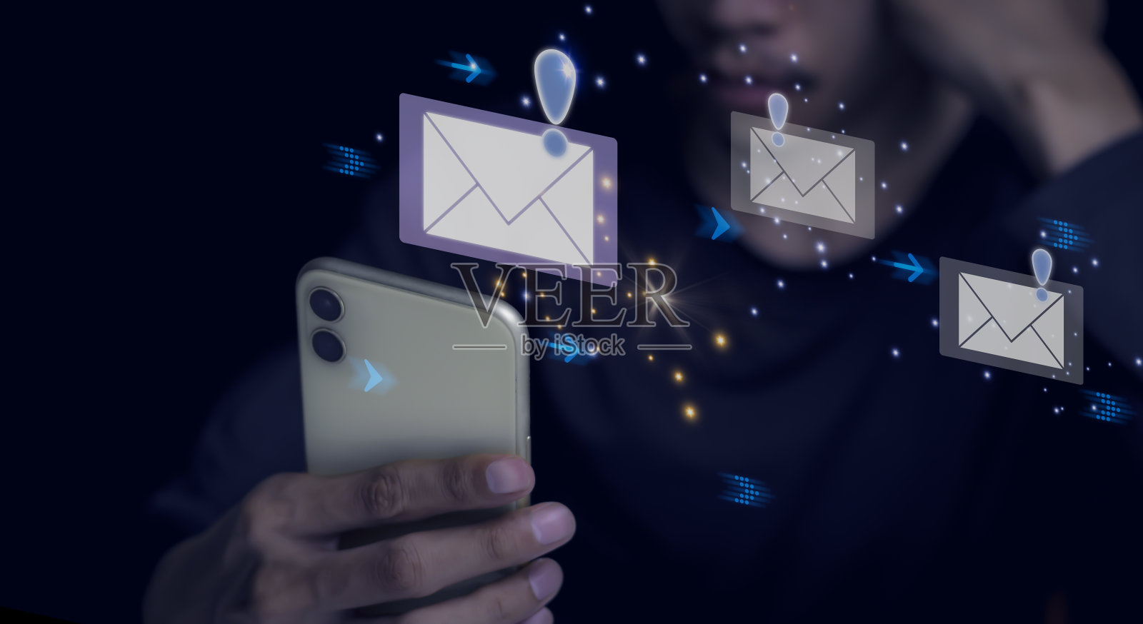 商人触摸智能手机，打开电子邮件，接收商业电子邮件新闻提醒，通过发送广告和客户消息。网上数字技术直销业务，提醒。照片摄影图片